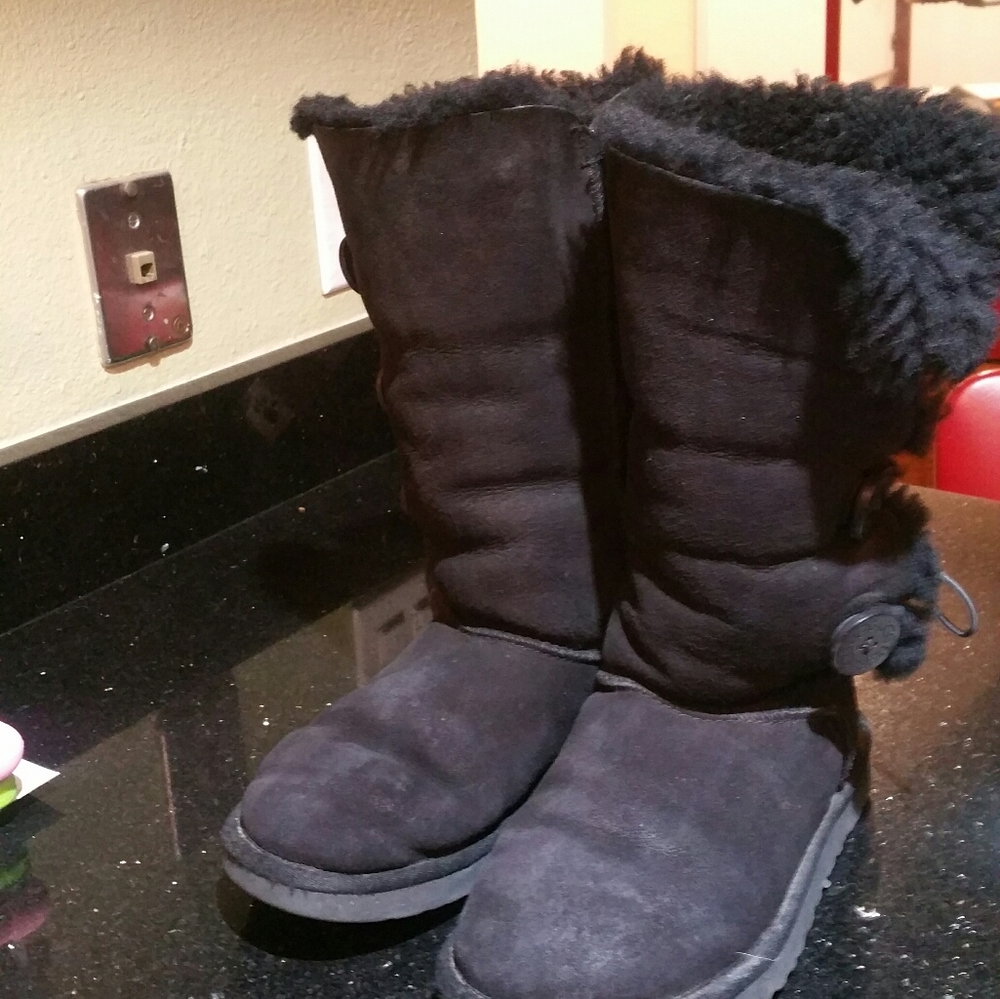 UGG BOOTS WITH UGG BUTTONS UP SIDES. Black